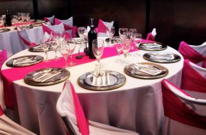 Mesas con Mantelería en Blanco y Rosa ideal para fiestas de 15 años, cumpleaños, Bar Bat Mitzvah, aniversarios, infantiles y eventos de todo tipo familiar