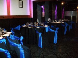 Mesas con Manteles y decoración en Negro y Azul, ideal para eventos formales, cumpleaños, empresariales, aniversarios, Bar y Bat Mitzvah.