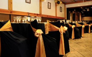 Mesas con manteles en negro y dorado ideal para eventos formales, casamientos, cumpleaños, Bar y Bat Mitzvah, aniversarios, empresariales y mucho más