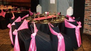 Mesas con Mantelería en Negro y Rosa ideal para Fiestas de 15 años, Aniversarios y eventos formales, en Buenos Aires, Floresta, CABA