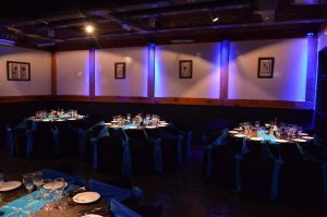 Mesas con Manteles y decoración en Negro y Azul, ideal para eventos formales, cumpleaños, empresariales, aniversarios, Bar y Bat Mitzvah.