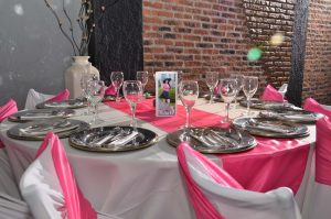 Sillas Revestidas y Mesas con Mantelería en Blanco y Rosa Fiesta de 15 años, servicio de catering completo y organización de evento en Floresta Buenos Aires